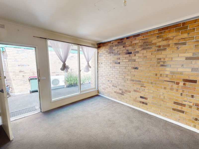 Before renovation of 7 19-21 Fairway ST, Frankston, VIC 3199