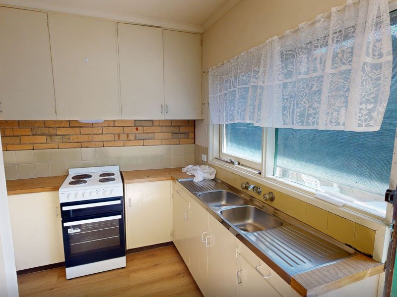 Before renovation of 7 19-21 Fairway ST, Frankston, VIC 3199
