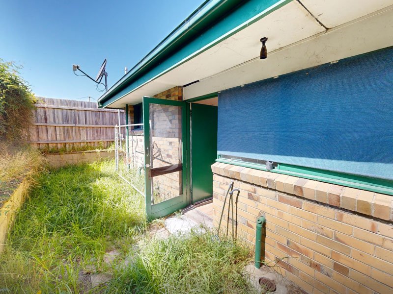 Before renovation of 7 19-21 Fairway ST, Frankston, VIC 3199