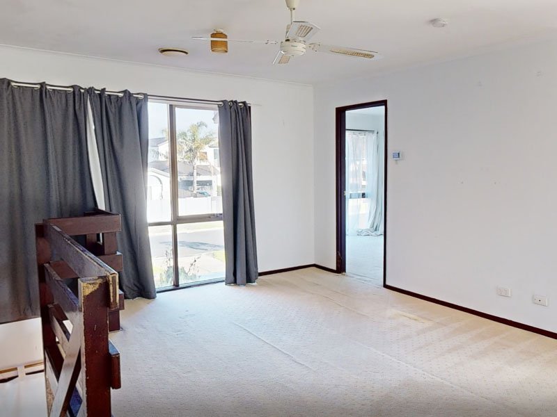 Before renovation of 2/7-11 Ocean Reef Drive, Patterson Lakes, VIC 3197